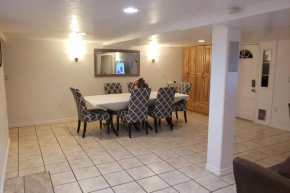 Bright and spacious 3 bedroom suite near mountains